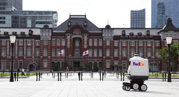 フェデックスが自動配送ロボット「Roxo」を報道向けに公開　アジア太平洋地域の輸送サービスを前進　電動車いす「iBOT」がベース 画像