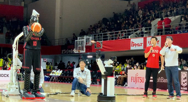 トヨタのAIバスケットボールロボット「CUE5」が東京五輪2020のハーフタイムでロングスローを披露　SNSや海外ニュースで話題 画像