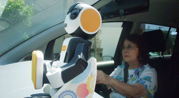 モバイル型ロボット「ロボホン」がドライバーの運転を支援 運転行動改善効果の実証実験 50名のロボホンオーナーが参加 画像