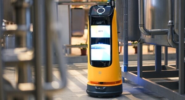 Pudu Robotics社製の広告ディスプレイ付き配膳・受付ロボット「kettyBot」の販売をSGSTが開始 画像