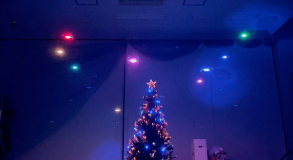 【動画】イベントで室内のドローンショーを披露　クリスマスツリーを囲むようにドローンが飛行し演舞 画像