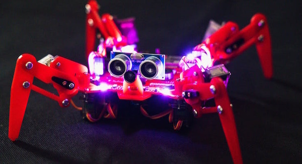 AIカメラ搭載の多関節4足歩行ロボットキット「クアッド・クローラーAI」公開 ルートマッピングなどAI制御の基本が学べる 画像