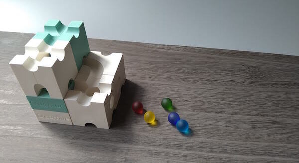 ビー玉の転がるみちをつくって遊ぶ立体パズル「Quomué」楽しみながら非認知能力の発達を促す 画像