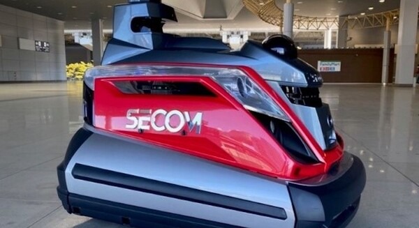 関西国際空港が自律走行型巡回監視ロボット「セコムロボット X2」を導入 画像