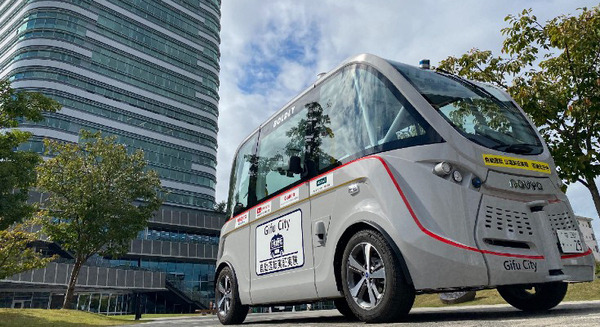 「乗務員がいないバス」の実現に向け、BOLDLYが岐阜県初「ハンドルがない自動運転バス」公道実証実験　信号協調や顔認証も導入 画像