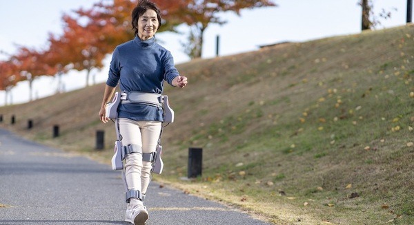 AssistMotionが歩行トレーニングロボット「curara」のレンタル販売を開始 手を引くように足を進めるトレーニングパートナー 画像