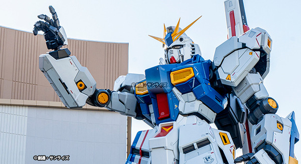 「逆襲のシャア」実物大νガンダム立像、歴代最高の24.8m全景が明らかに！右手をあげた最新写真がこれだ 画像