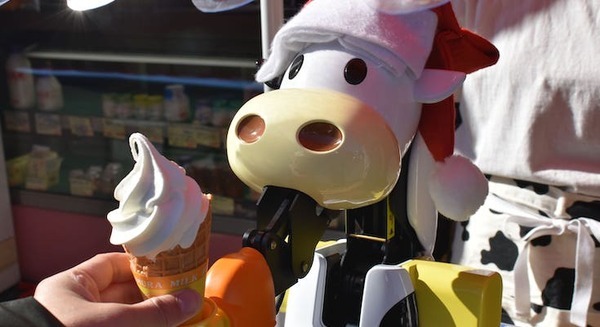 山村乳業 ソフトクリームロボットを「山村みるくがっこう 内宮前店」に導入 看板ロボがお伊勢参りの利用者をおもてなし 画像