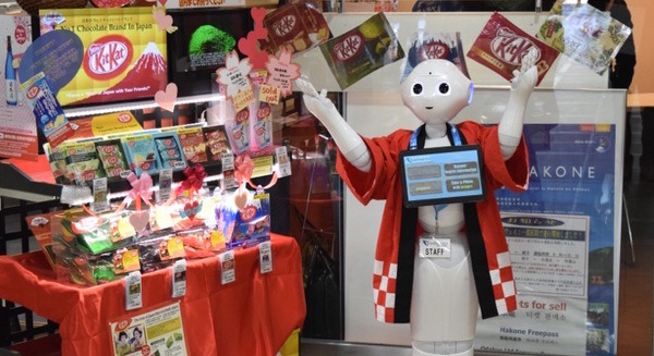 小田急線新宿駅で英語・中国語対応をするPepper。外国人に「箱根」を案内 画像