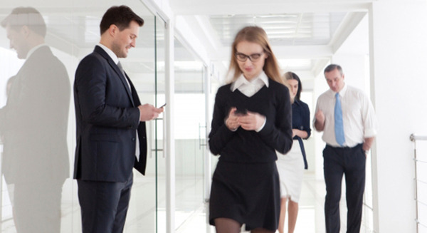 【歩きスマホ】10~30代の過半数、20代では女性、30代以上は男性が多い 2021年マナー動向をNTTドコモ モバイル社会研究所が調査 画像