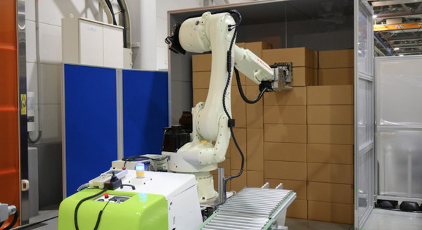 川崎重工 デバンニングロボット「Vambo」を新発売 1時間に最大600個の荷降ろし 独自開発のハンドで混載に対応 画像