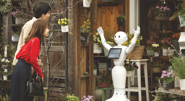 Pepperの集客・接客向け提供プランがリニューアル 契約期間を1年間に短縮 1か月単位で利用できるスポットプランも登場 画像