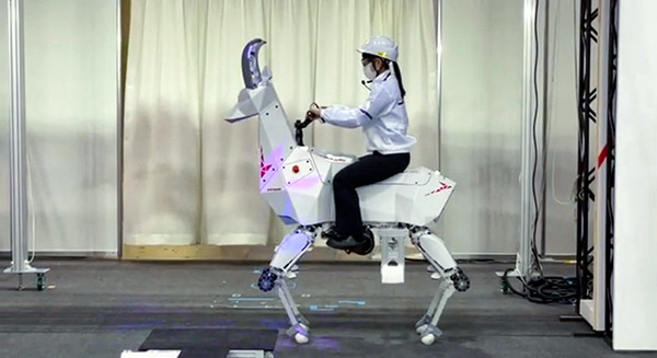 【動画】川崎重工のウマ型トランスフォーム四脚ロボット「Bex」のデモ公開　人が乗って移動したり重い荷物を運んだり 画像