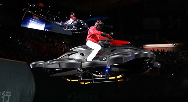 新庄監督が「空飛ぶバイク」(ホバーバイク)でド派手に登場！日本ハムファイターズの本拠地開幕セレモニーに 画像
