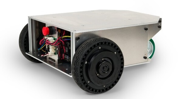 可搬重量約120kgのまま静音化を実現!ヴイストン、研究開発用台車ロボットの大型モデル「メガローバーF120A 」を発売 画像