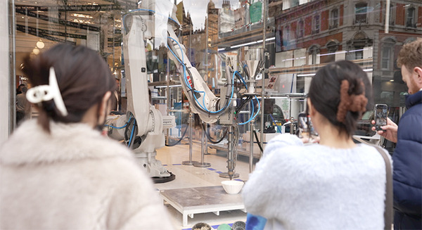 ABBロボティクスがロンドンの百貨店で3Dプリンタを使ったアート作品制作のデモ公開 原料は海洋プラスティックごみ 画像