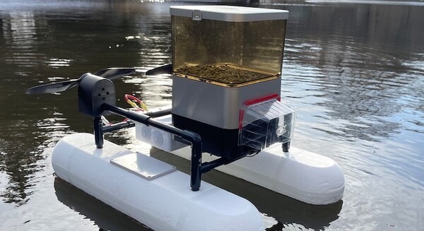 炎重工 小型給餌器を搭載した「給餌用ロボット」を発売 自律動作、遠隔操作で毎日行う作業を軽減 画像