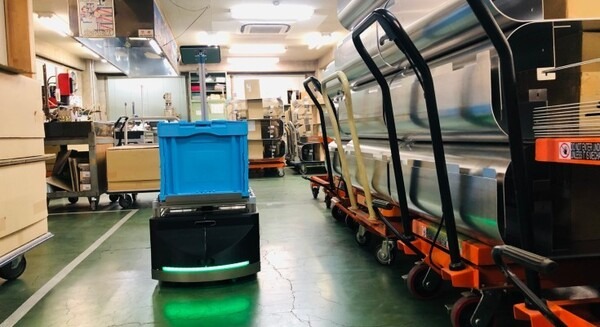 スマートロボティクスが「人とすれ違える」コンパクトな自律走行型搬送ロボット「SR-AMR150」を開発、販売予約を開始 画像