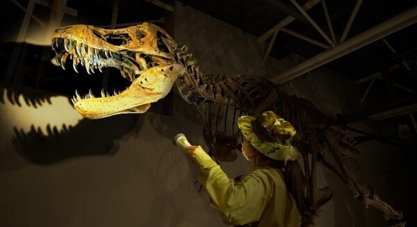 「ジュラシック大恐竜展inよみうりランド」5月下旬まで開催延長！暗闇で恐竜世界を探検できるナイトミュージアムも開催 画像