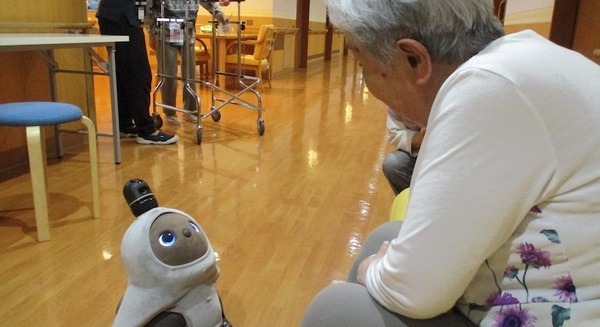『LOVOT』と暮らすことで認知機能の低下を抑制 入居者や介護職員に与える影響についてGROOVE Xが実証実験 画像