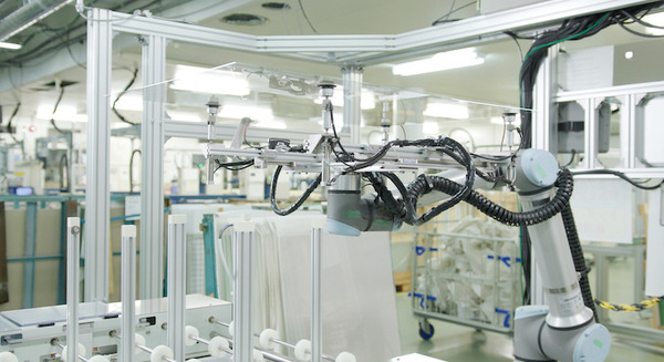 松浪硝子工業がユニバーサルロボットの協働ロボットを導入 360度の可動域で大判ガラスの回転・反転を再現 画像