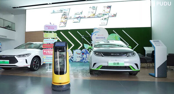 配送・案内ロボットPUDU「KettyBot」を自動車ディーラーに導入　来店客を案内したりBYDの人気車種を紹介 画像