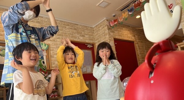 拍手ロボット「ビッグクラッピー」で「また明日も来たい保育園」を創る キートスチャイルドケア幕張本郷に試験導入 画像