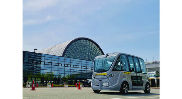 「鉄道技術展・大阪」に合わせて自動運転バス「NAVYA ARMA」2台が運行 「信号協調」で青信号の場合に自動通過 画像
