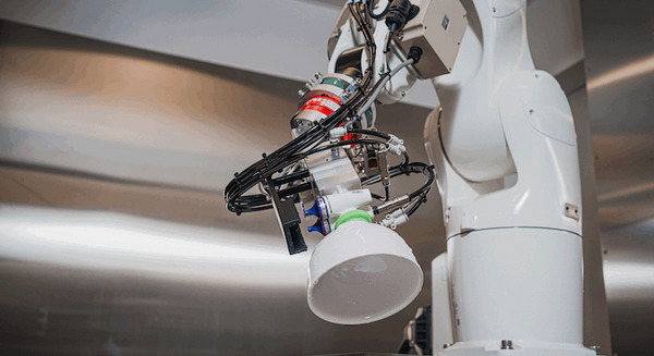 食器仕分けロボット「finibo」国内大手の社員食堂で本格稼働 1時間当たり450枚の食器を仕分け 画像
