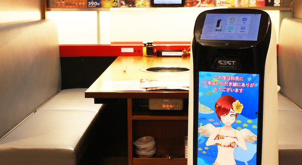 日本初 配膳ロボットのディスプレイにバーチャル店員が登場 「焼肉の和民」4店舗で導入 「REALITY」の配信者を起用 画像