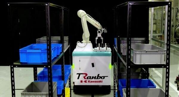 川崎重工がスリムな自走式ロボット「TRanbo-7」(トランボ・セブン)を販売開始 工場通路幅800mmも走行可能、非接触充電に対応 画像