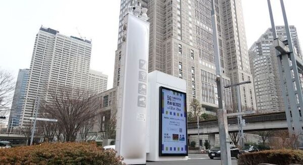 JTOWERの新型スマートポール「サイネージ型」が優秀賞 5G/Wi-Fi/給電/バッテリー/AIカメラ/環境センサー/デジタルサイネージ機能を搭載 画像