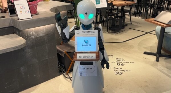 分身ロボットカフェ 新型「OriHime-D X01」にアスラテックのロボット操作システム「V-Sido Bilateral」採用　ボディランゲージが可能に 画像