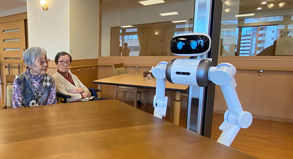 アバターロボット「ugo」が有料老人ホームで介護業務を開始　ロボットの遠隔操作は障がい者スタッフが担当！介護人材不足に画期的なアプローチ 画像