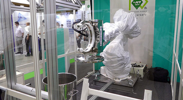 小型気密缶とロボットが実現する「スマートカンガルー」 固形製剤工場の無人化 画像
