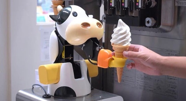 コネクテッドロボティクス「ソフトクリームロボット」新モデルを発売開始 コーンの自動供給機オプションを追加 画像