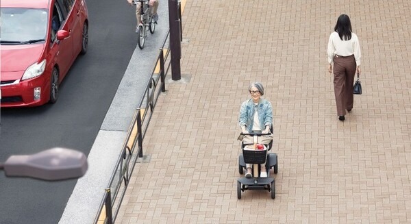 歩道を走れるスクーターをWHILLが新発売 「人生100年時代」のシニア向けモビリティ市場を開拓 画像