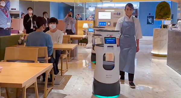 3台の配膳ロボットがぶつからずに店内を自動運転で行き交う仕事ぶりをデモで公開　ソフトバンクロボティクスのロボット制御システム 画像