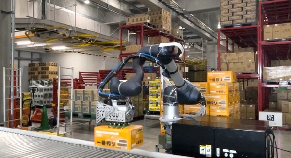 テレイグジスタンス製ロボットソリューションの物流施設導入へ センコーの物流施設で自律と遠隔操作のハイブリッド実証実験を実施 画像