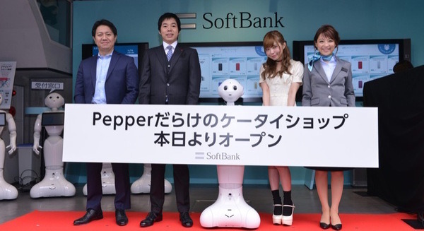 Pepperだらけの携帯ショップが表参道に本日オープン！30日までの期間限定 画像