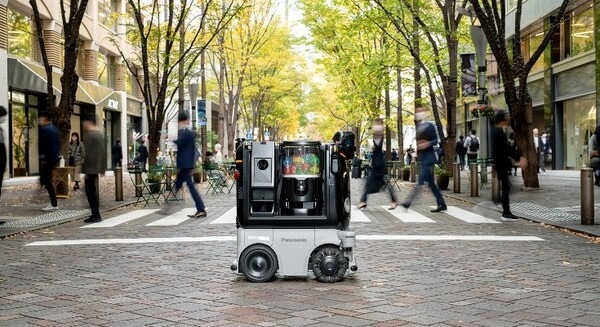 【日本初】パナソニックが公道での完全遠隔監視・操作型自動搬送ロボット単独による販売実証実験を丸の内で実施 画像