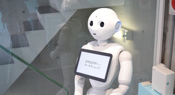【店内レビュー】世界初！ロボットだけで接客する携帯ショップ「Pepperだらけの携帯ショップ」 画像