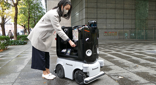 パナソニックの搬送ロボット「ハコボ」、丸の内でカプセルトイを自動販売中　2023年2月まで 画像