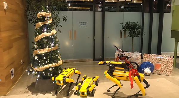 ボストンダイナミクスが犬型ロボット「スポット」3台が登場する素敵なメリークリスマス(Happy Holidays)動画を公開 画像