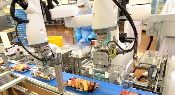 容器の蓋を閉めるロボットを開発、京樽の製造工場に導入 コネクテッドロボティクス 1台で複数品種の寿司容器に対応 画像
