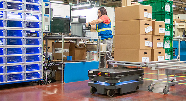 デンソーが6台の自律移動ロボットAMR「MiR250」を米国工場に導入　台車を1日約20km押して移動する作業を自動化 画像