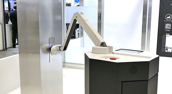 ロボティズ、カメラ付きアームでボタンを押せる配送ロボット「GAEMI（ケミ）」を2023年夏から日本国内展開 画像