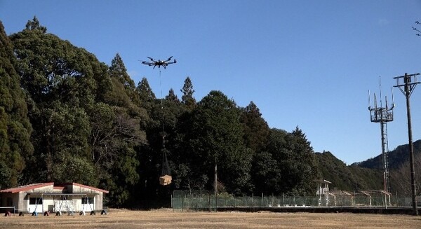 約50kgの荷物を運ぶ産業用ドローン「空飛ぶ軽トラ」実現へ！プロドローンが新製品「PD-Bear10」プロトタイプで救援物資を輸送 画像