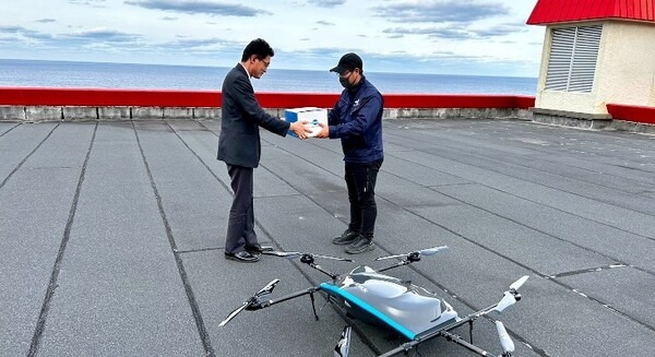 八丈島で物流専用ドローンを使ったフード/日用品デリバリー の配送実験、注文は出前館アプリで　エアロネクスト 画像