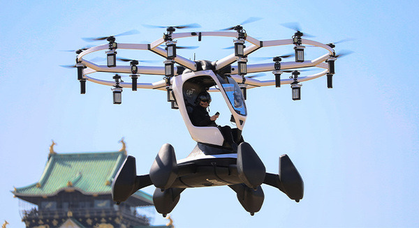 【日本初】「空飛ぶクルマ」屋外スペースで有人での実証飛行に成功　大阪で実施、GMOの熊谷代表がパイロットを務める 画像